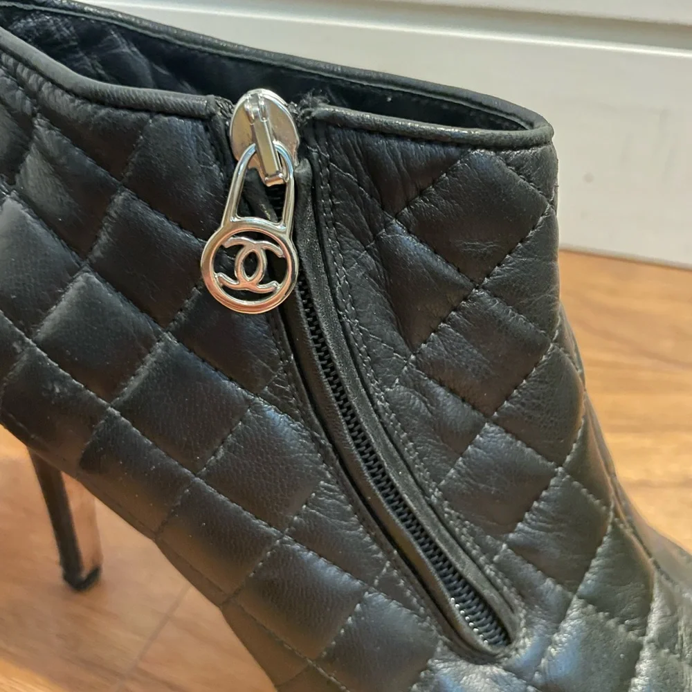 Chanel quilted leather booties - Picture 7 of 9
